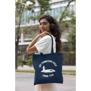 tote-bag-mockup-of-a-woman-with-headphones-in-the-city-29453