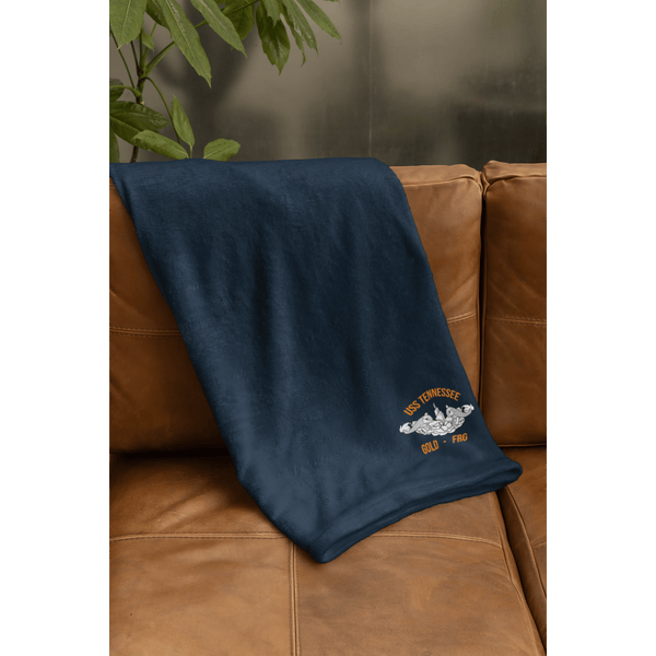 velveteen-plush-fleece-blanket-mockup-featuring-a-nice-couch-m35705